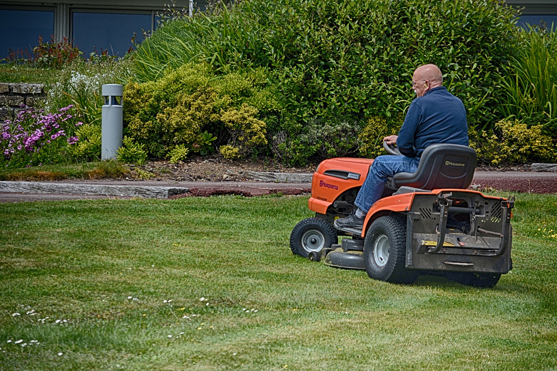 Push mowers vs ride on mowers